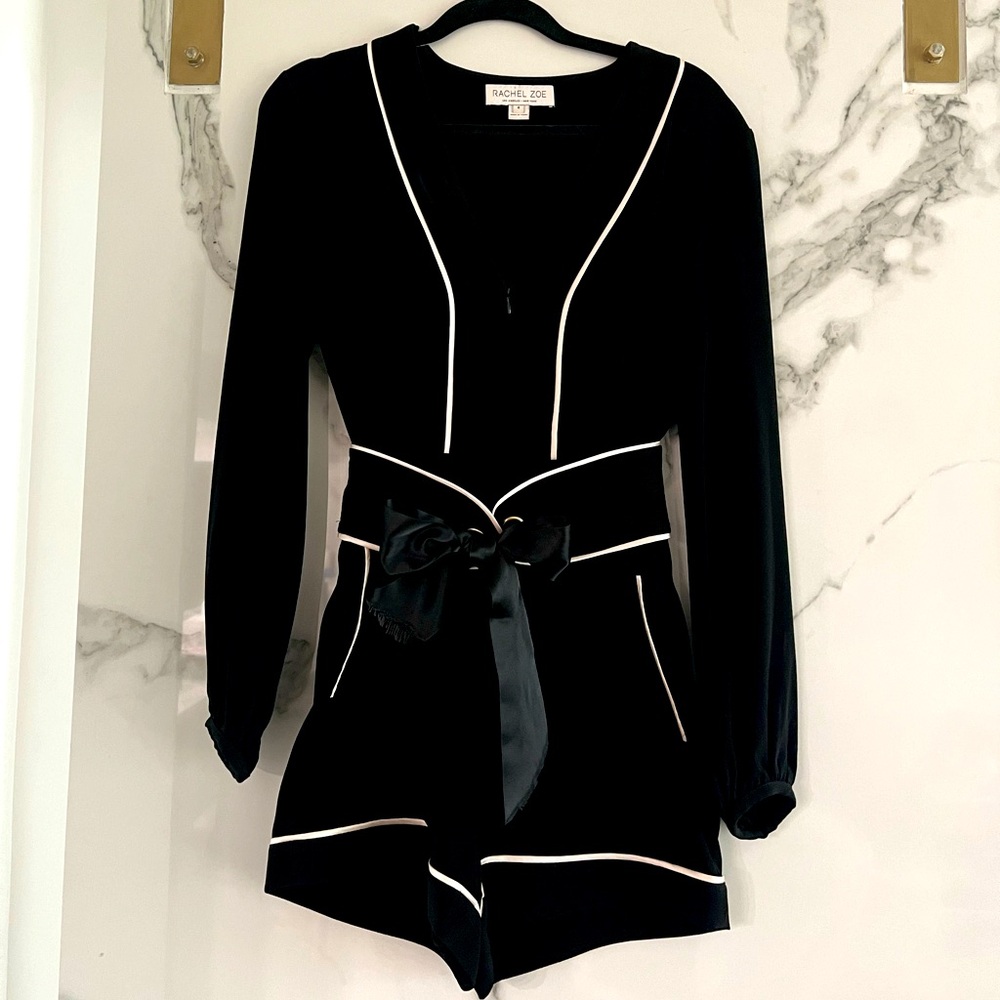 Rachel Zoe romper size 4 can also fit size 6.
